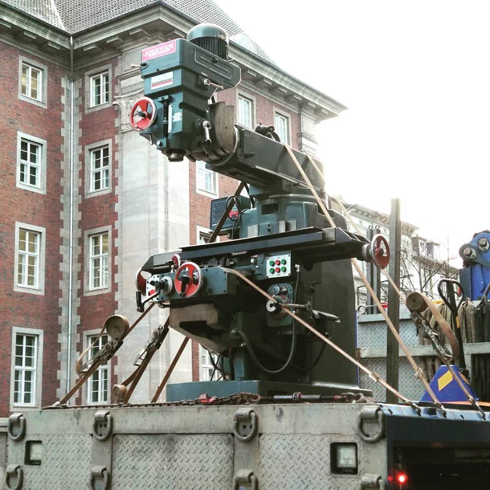 Fräsmaschine kommt in der Studiwerkstatt an